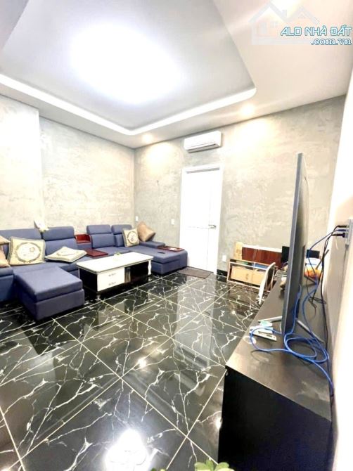 Bán nhà 3 Tầng 143m²,đương 2 xe hơi,gần chợ Dĩ An.LÔ GÓC