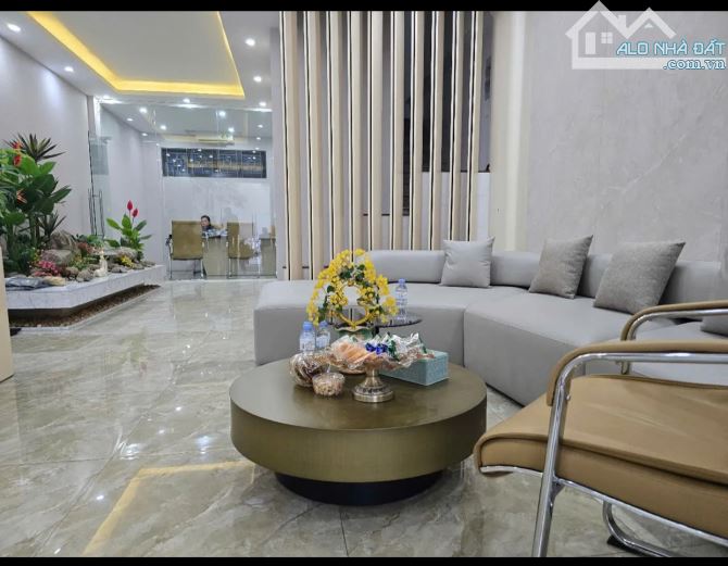Bán gấp siêu phẩm phân lô Hoàng Quốc Việt- Quận Cầu Giấy DT gần 100M2, MT 10m, ô tô tránh.