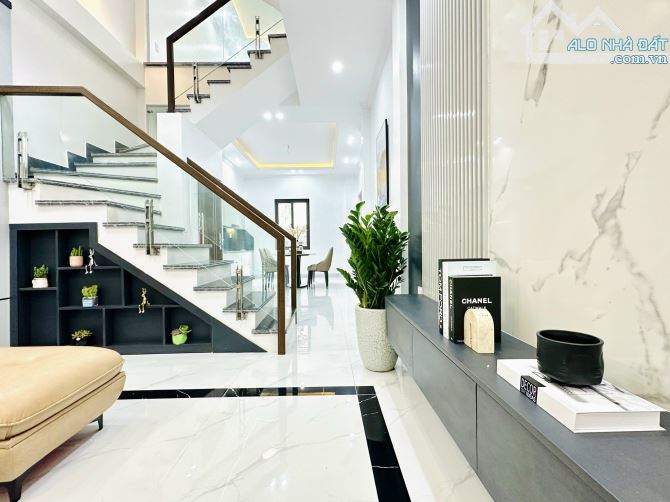 bán căn độc lập sân cổng riêng gần hồ sen - 1