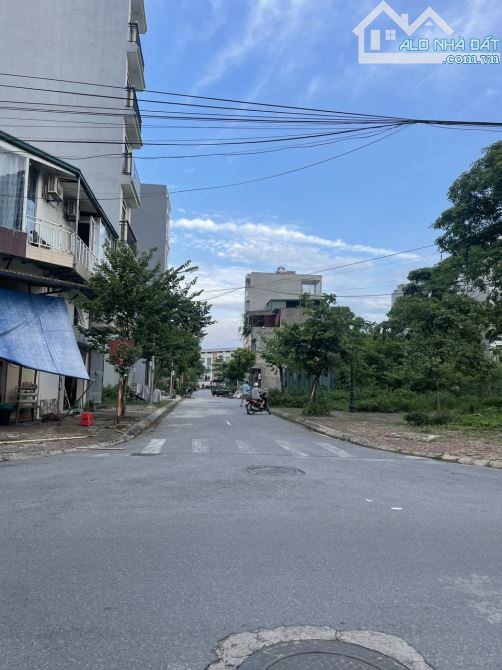 TĐC Tứ Hiệp, Thanh Trì, DT: 67m, MT: 5.15m, giá 17.5 tỷ, 2 vỉa hè, đường 8m, kinh doanh - 1