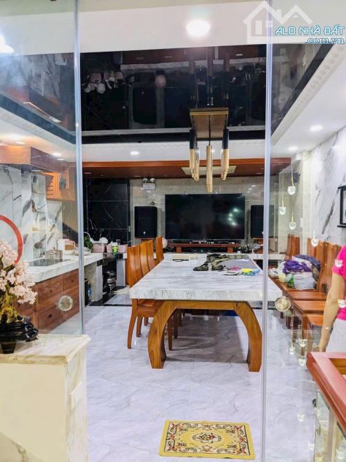 💥NGAY CHỢ PHẠM VĂN BẠCH - Ô TÔ ĐỖ CỬA - 4 TẦNG KIÊN CỐ - DT 4.5M x 15M - NỘI THẤT CAO - 1