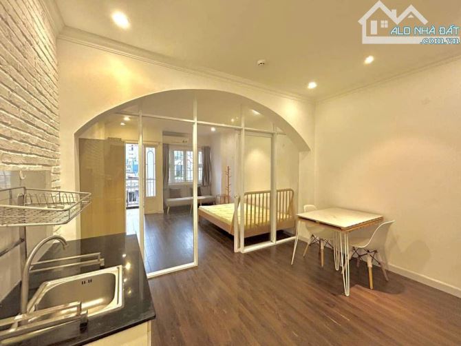 Căn hộ rộng 40m2 ngay trung tâm quận 4, bancol tách bếp đón nắng, gần đại học Luật, quận 1 - 1
