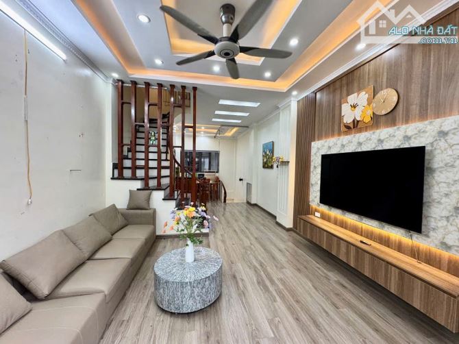 Cần bán Hoàng Mai_hơn 7 tỉ_5 tầng_ô tô 50m_dân xây_hàng xóm Feliz Homes_trước nhà thoáng - 1
