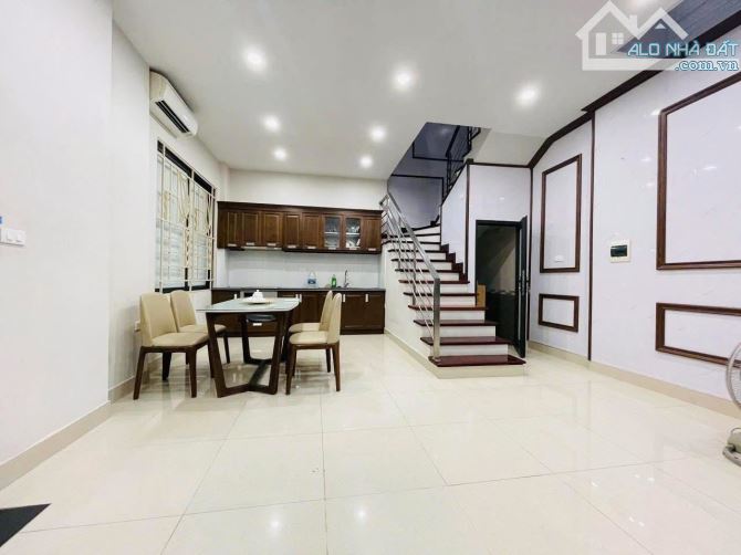 CỰC HIẾM! NHÀ ĐẸP NGUYÊN HỒNG - MẶT TIỀN THOÁNG SÁNG - DÂN XÂY - 10M RA Ô TÔ TRÁNH - 1