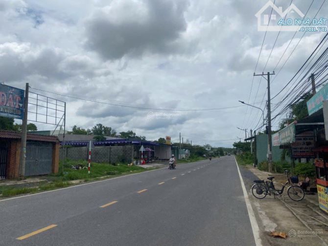 BÁN GẤP LÔ ĐẤT 300M2 GIÁ CHỈ 1TỶ950, XÃ LONG THỌ NGAY Đ. HÙNG VƯƠNG, DÂN CƯ ĐÔNG, SHR - 1