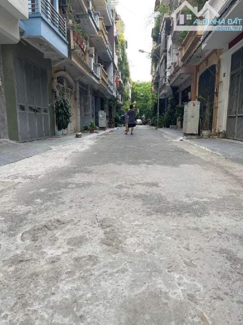 BÁN ĐẤT  - GẦN  HỌC VIỆN TÀI CHÍNH: : DT58M2 ,- MT6M - GIÁ 11 TỶ - Ô TÔ THÔNG - LÔ GÓC - - 1
