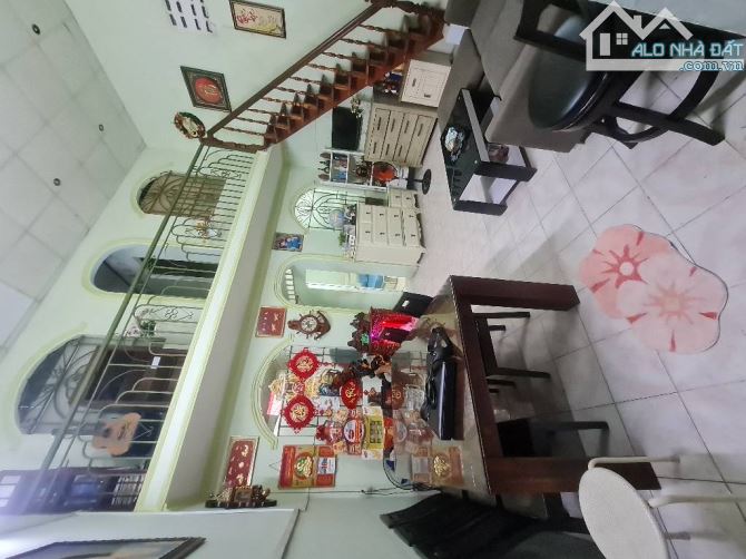 Quận 3 - CMT8 - ngang lớn 11 x 7 - 1