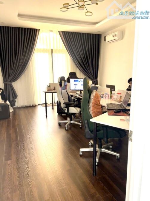 Bán nhà 3 Tầng 143m²,đương 2 xe hơi,gần chợ Dĩ An.LÔ GÓC - 1