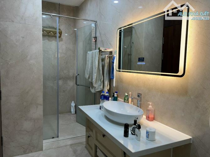 Biệt thự Hoàng Quán Chi - Công Viên Cầu Giấy - Đường To hơn Phố - 340m2 - MT 18m - 100 tỷ - 12