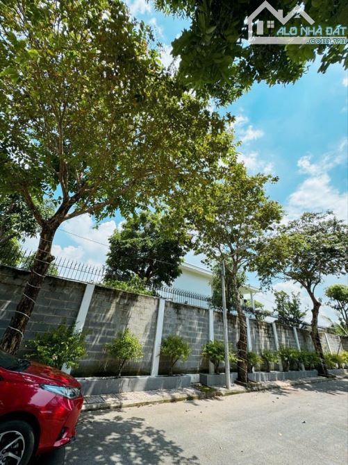 Biệt Thự Sân Vườn 2 tầng 875M2 có hồ bơi đường Bùi Công Trừng Hóc Môn.Dt 35,5m*24,5m💰24t - 15
