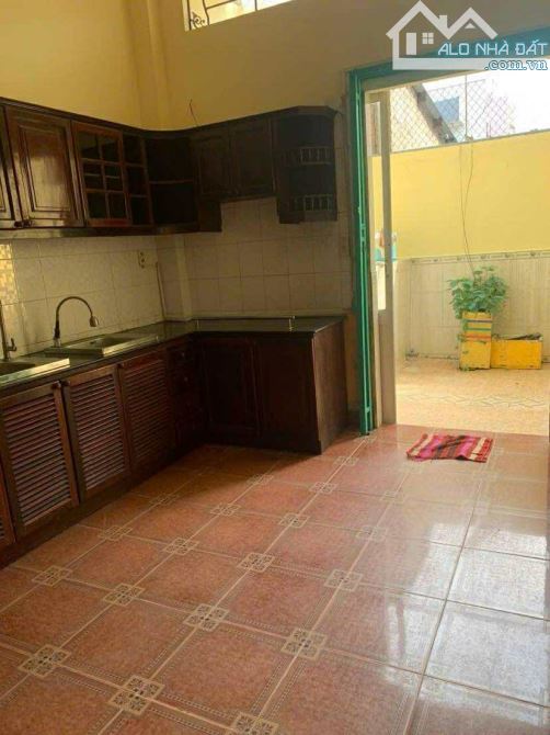 Cho thuê nhà 3 tầng gần đại lộ Hoà Bình có sân rộng 15 triệu - 15