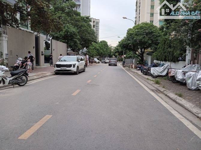 Biệt thự Hoàng Quán Chi - Công Viên Cầu Giấy - Đường To hơn Phố - 340m2 - MT 18m - 100 tỷ - 2