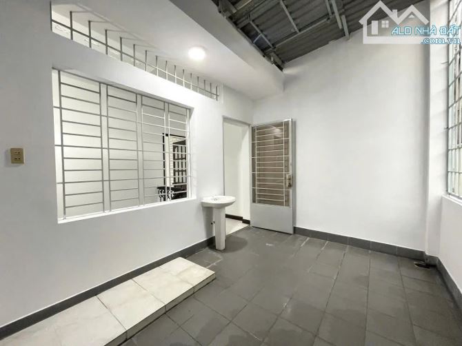 MẶT TIỀN NHƯNG GIÁ HẺM  – KẾ BÊN QUẬN 1 - DIỆN TÍCH KHỦNG  – 13.5 TỶ TL - 2