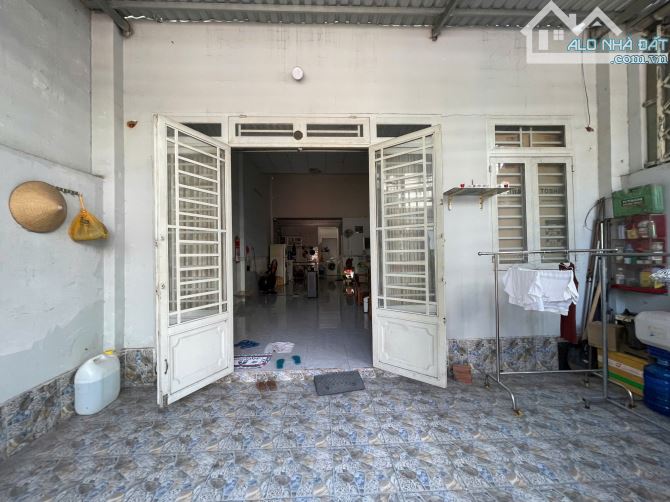Nhà hẻm 2 xe hơi. 1/ cách đường Tân Thới Hiệp 21 chỉ 30m. DT: 6x18m Giá đầu tư: 5.4 tỷ - 2