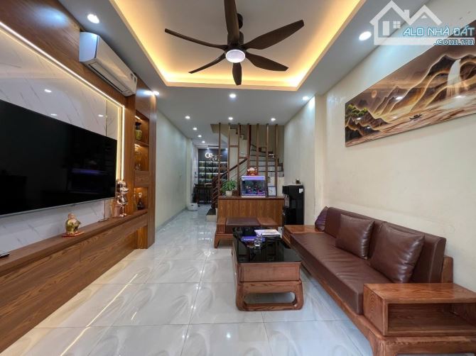 Nhà đẹp cạnh chợ Ngọc Thụy - oto đỗ cửa- 38m x 5 tầng - 8,5 tỷ CÓ BỚT - 2
