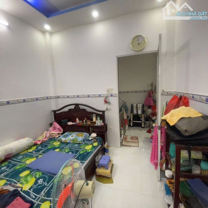CÁCH HXH 20m - NHÀ 3 TẦNG TẠI NGUYỄN KHOÁI F2. Q4. - 2