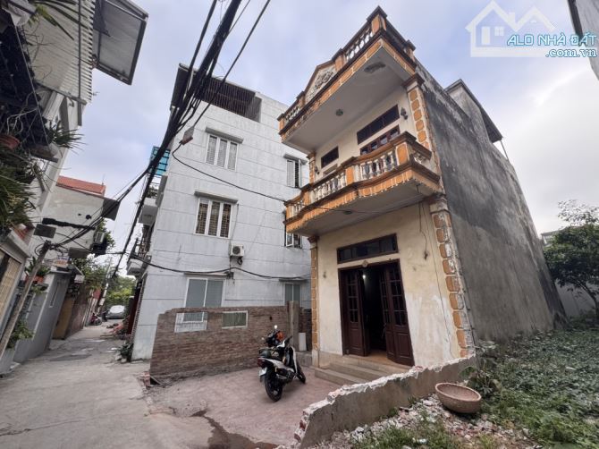 BÁN ĐẤT NGỌC THỤY TẶNG NHÀ 3 TẦNG - Ô TÔ ĐỖ CỬA - LÔ GÓC 3 THOÁNG . 6.8 TỶ - 2