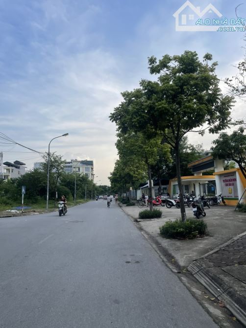 TĐC Tứ Hiệp, Thanh Trì, DT: 67m, MT: 5.15m, giá 17.5 tỷ, 2 vỉa hè, đường 8m, kinh doanh - 2