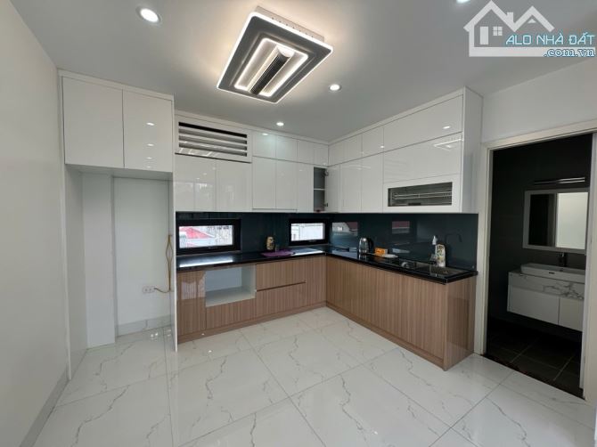 BÁN TOÀ NHÀ 7 TẦNG THANG MÁY HOÀNG QUỐC VIỆT, 2 MẶT NGÕ Ô TÔ, 25.2 TỶ - 2