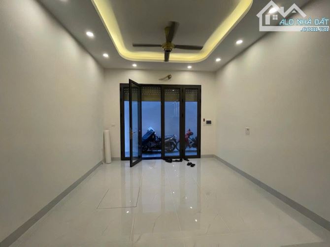 Bán nhà Lạc Long Quân -30m ra ô tô - 35m2- 5tầng- xây mới - ngõ thoáng - 2
