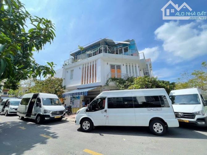 Nhà 3 lầu góc sổđỏ hoàn công View công viên 65m2 mặt 6.5m hướng TN TB 8,1ty - 2