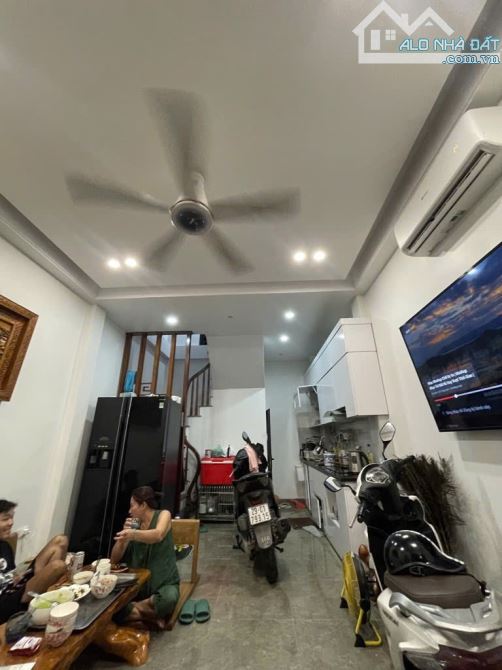 Siêu phẩm Nguyễn Văn Cừ, Bồ Đề, 5 tầng vị trí víp, giá chỉ 7.x tỷ. - 2