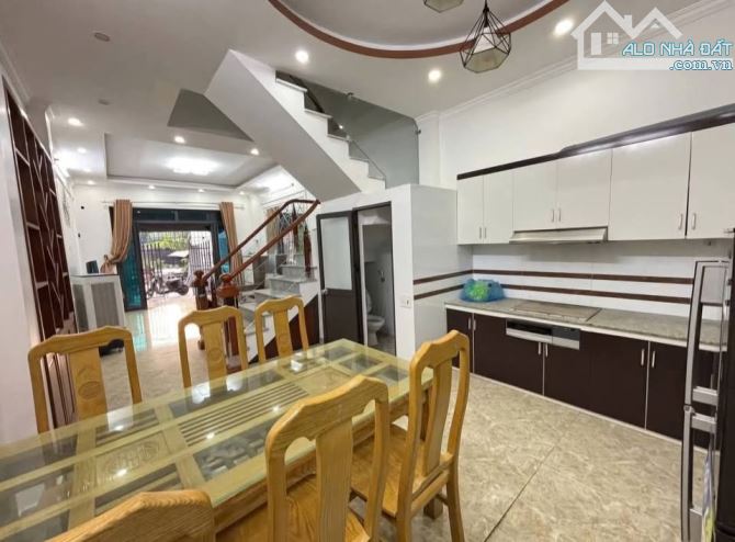 Bác Thoa đang cần bán nhà 4t,45m tại con phố Phan Đình Giót,Hà Đông,ngõ to chỉ 8t - 2