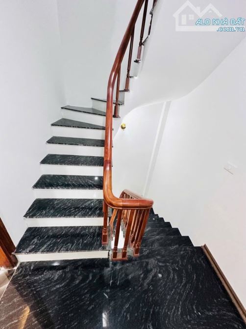 Ô TÔ ĐỖ SÁT NHÀ  CỔ NHUẾ 32 M 5 TẦNG - NGÕ 3M - MẶT TIỀN BỀ THẾ - NHÀ ĐẸP KEENG - FULL NỘI - 2