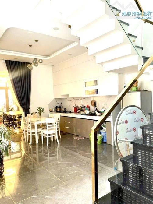 Bán nhà 3 Tầng 143m²,đương 2 xe hơi,gần chợ Dĩ An.LÔ GÓC - 2
