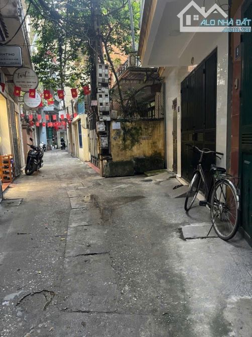 BÁN GẤP NHÀ ĐẤT TRUNG TÂM CẦU GIẤY LÔ GÓC DT 93,6M - MT 5.2M - GIÁ 17.7 TỶ - 2