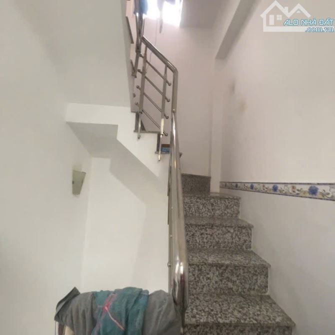 CÁCH HXH 20m - NHÀ 3 TẦNG TẠI NGUYỄN KHOÁI F2. Q4. - 3