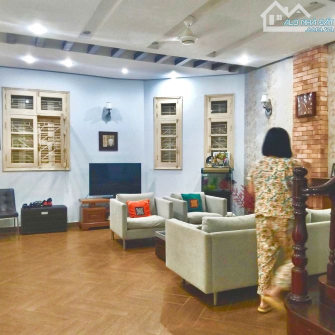 BÁN Nhà Sân Vườn Hoa Lư, HAI BÀ TRƯNG, 90M2 X 4 TẦNG, LÔ GÓC 2 THÁNG, MẶT TIỀN 9M - 2