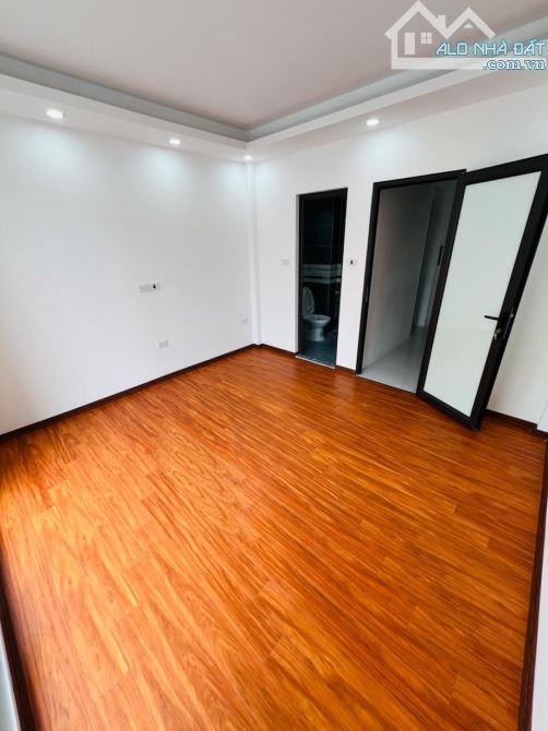 NHÀ MỚI - GIÁP NHỊ - THANG MÁY - BA GÁC - 15M Ô TÔ TRÁNH - 3