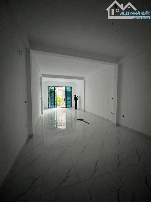 Cho thuê văn phòng Mỗ Lao 65m2 thông sàn, ô tô đỗ cửa giá 8tr - 3