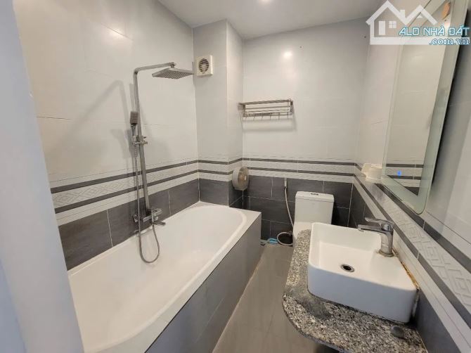 NHÀ 4 TẦNG ĐẸP – HẺM THÔNG BÌNH THỚI Q11 – Ở NGAY – GẦN VÒNG XOAY LÊ ĐẠI HÀNH – CHỈ 5,2 TỶ - 3