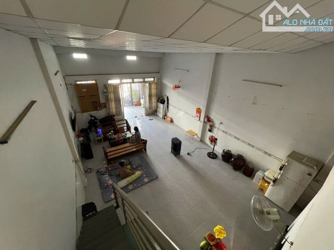 Nhà hẻm 2 xe hơi. 1/ cách đường Tân Thới Hiệp 21 chỉ 30m. DT: 6x18m Giá đầu tư: 5.4 tỷ - 4