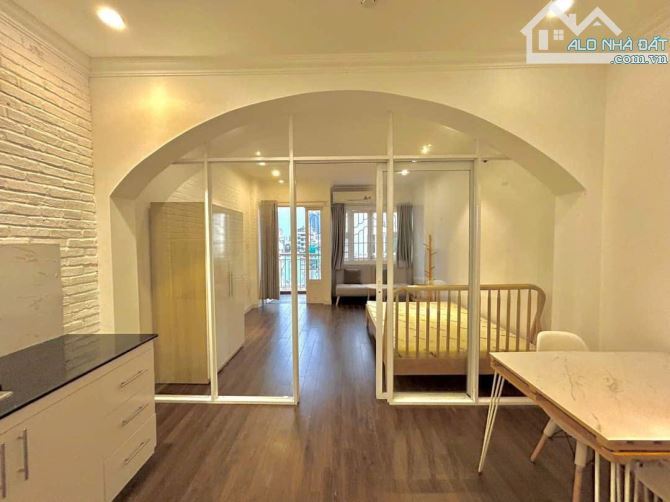 Căn hộ rộng 40m2 ngay trung tâm quận 4, bancol tách bếp đón nắng, gần đại học Luật, quận 1 - 4