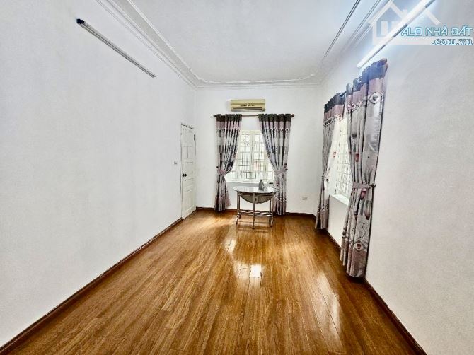 LÕI BA ĐÌNH-LÔ GÓC -VỊ TRÍ VÀNG – SÂN RỘNG – Ô TÔ ĐỖ CHÂN CẦU THANG - CHỈ 4,95 TỶ SỞ HỮU C - 4