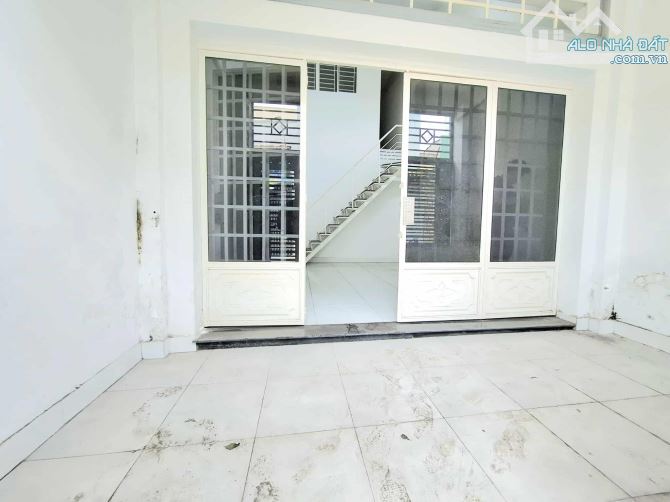 Bán gấp nhà 58m2 2 tầng 3 phòng - hẻm 5m thông - nở hậu - bình tân kế tân phú qua tân ình - 4