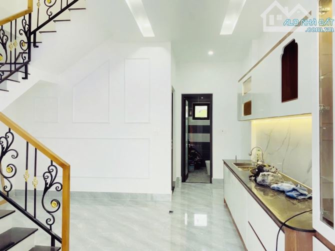 Nhà 3 tầng Tân Cổ Điển Phú Thượng Cạnh chợ giá 2.9x tỷ - 4