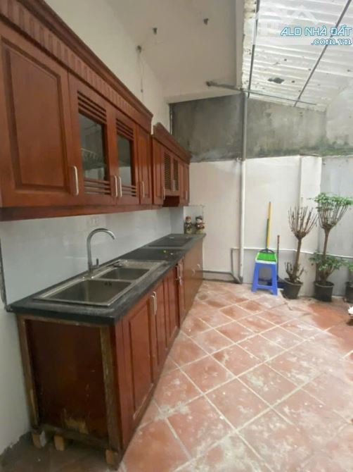 BÁN GẤP NHÀ ĐẤT TRUNG TÂM CẦU GIẤY LÔ GÓC DT 93,6M - MT 5.2M - GIÁ 17.7 TỶ - 4
