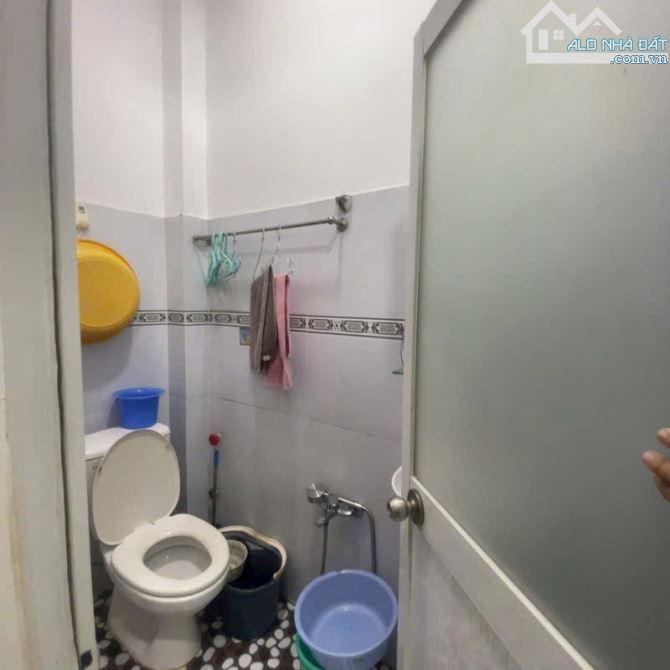CÁCH HXH 20m - NHÀ 3 TẦNG TẠI NGUYỄN KHOÁI F2. Q4. - 5