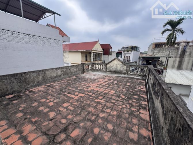 BÁN ĐẤT NGỌC THỤY TẶNG NHÀ 3 TẦNG - Ô TÔ ĐỖ CỬA - LÔ GÓC 3 THOÁNG . 6.8 TỶ - 5