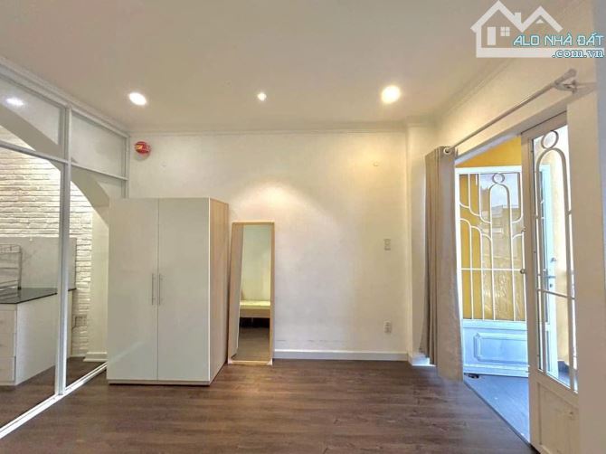 Căn hộ rộng 40m2 ngay trung tâm quận 4, bancol tách bếp đón nắng, gần đại học Luật, quận 1 - 5