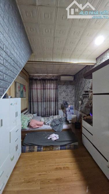 🔥 Nhà 3 tầng kiệt Triệu Nữ Vương . Hải Châu - Diện tích : 40m2 , hướng tây . - 5