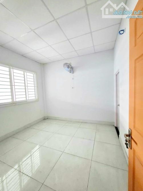Bán gấp nhà 58m2 2 tầng 3 phòng - hẻm 5m thông - nở hậu - bình tân kế tân phú qua tân ình - 5