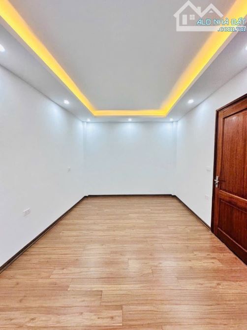 Ô TÔ ĐỖ SÁT NHÀ  CỔ NHUẾ 32 M 5 TẦNG - NGÕ 3M - MẶT TIỀN BỀ THẾ - NHÀ ĐẸP KEENG - FULL NỘI - 5