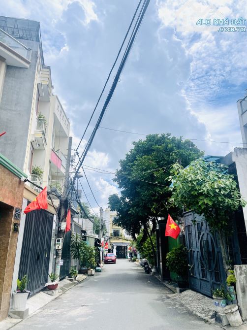 Nhà ngộp LINH XUÂN THỦ ĐỨC DT: 185m2 Dull thổ Hẻm Xe Hơi Giá 5.8 Tỷ - 6