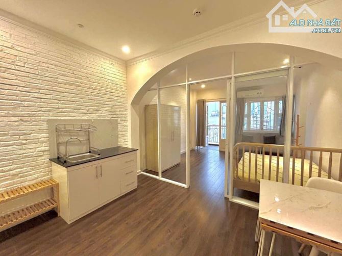 Căn hộ rộng 40m2 ngay trung tâm quận 4, bancol tách bếp đón nắng, gần đại học Luật, quận 1 - 6