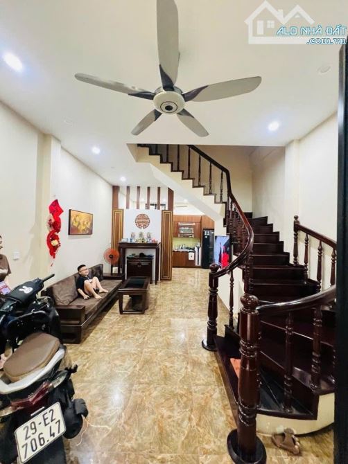 CHỈ HƠN 12 TỶ - HÀO NAM - CÁT LINH - 45M2 - TẦNG 2 ĐUA 48M2 - 5 TẦNG - MT 4.6M - GẦN PHỐ - 8